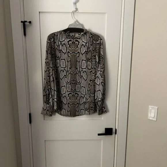 Cabi Medium Serpentine Blouse - Picture 4 of 5